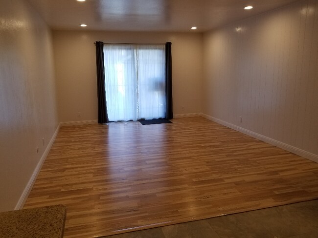 Foto del edificio - 242 Dennis Dr