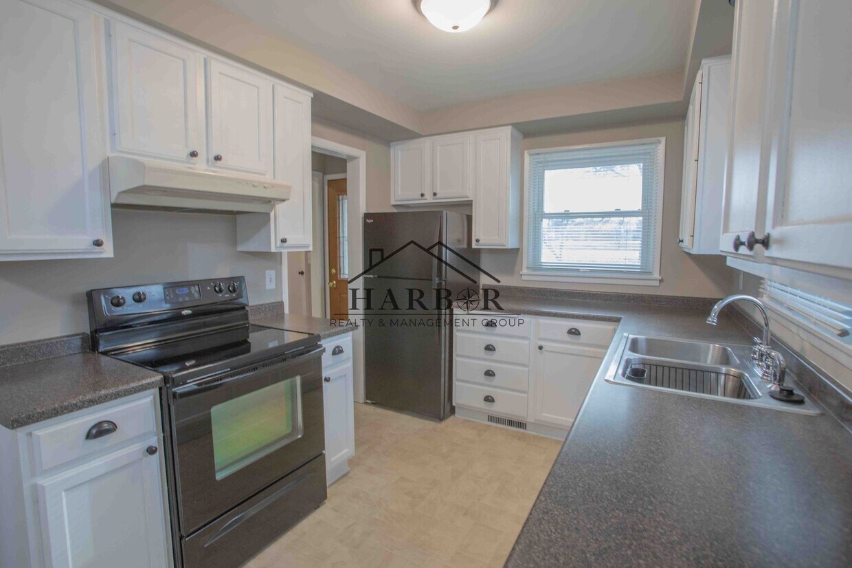 Foto principal - Single Family Home in SW Rochester with Fu...