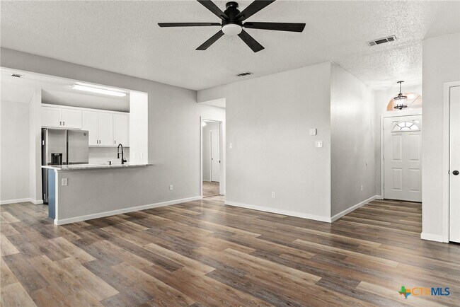 Foto del edificio - 5206 Morning Glen Ln