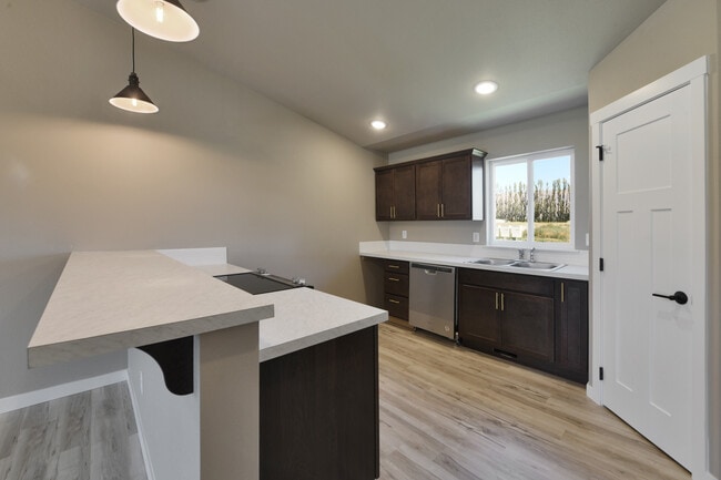 Building Photo - 407 Pear Dr