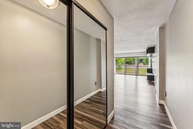 Entry - 1300 Army Navy Dr