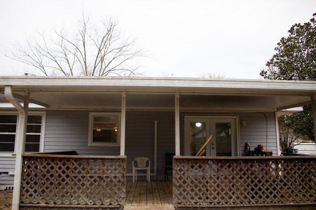Building Photo - 104 Pinecone Dr