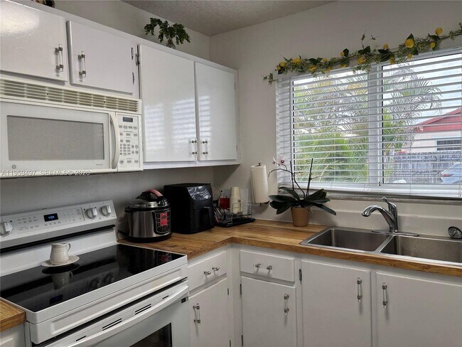 Foto del edificio - 19623 NW 30th Pl