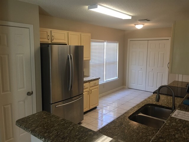 Building Photo - 8216 Leafcrest Dr