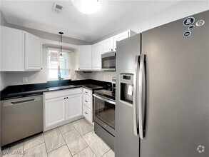 Building Photo - 2210 Parkview Dr