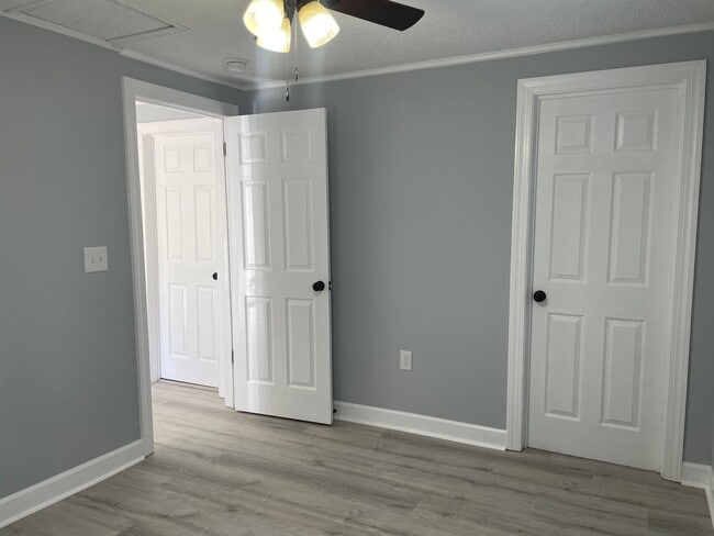 Building Photo - 2 Bed, 2 Bath newly renovated home located...