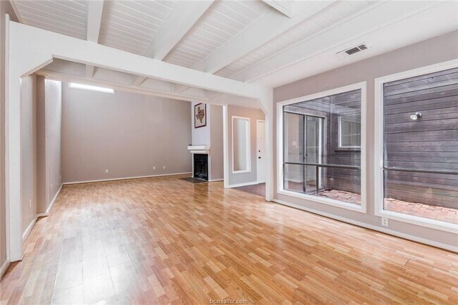 Building Photo - 1532 Wolf Run