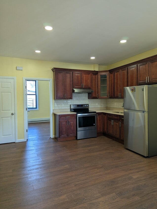 Foto principal - 135 Montgomery Ave