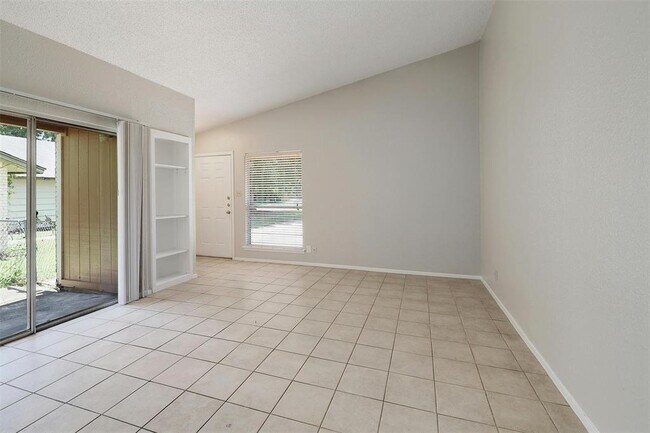 Foto del edificio - 5808 Emerald Forest Dr