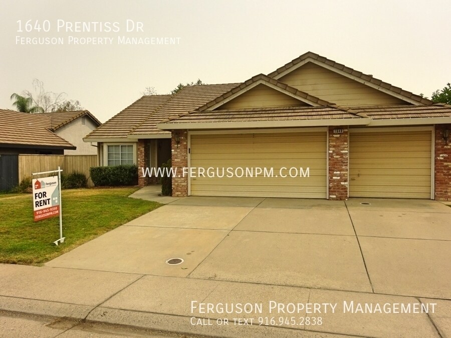 Foto principal - Four Bedroom, Single Story Home in a fanta...