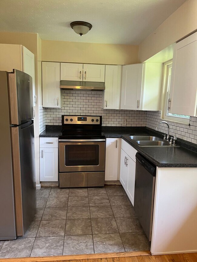 Building Photo - Updated Three Bedroom Duplex in Charleston