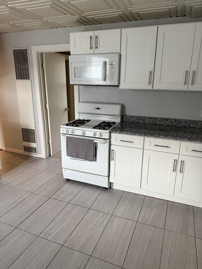 Building Photo - 3115 S Racine Ave