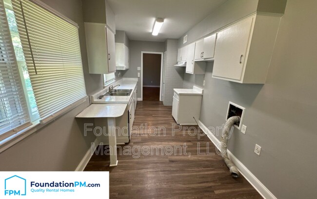 Building Photo - 3960 Hermitage Dr