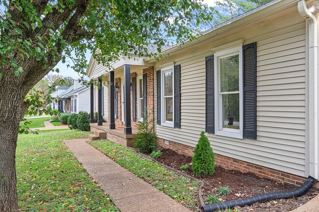 Building Photo - 723 Riverview Dr