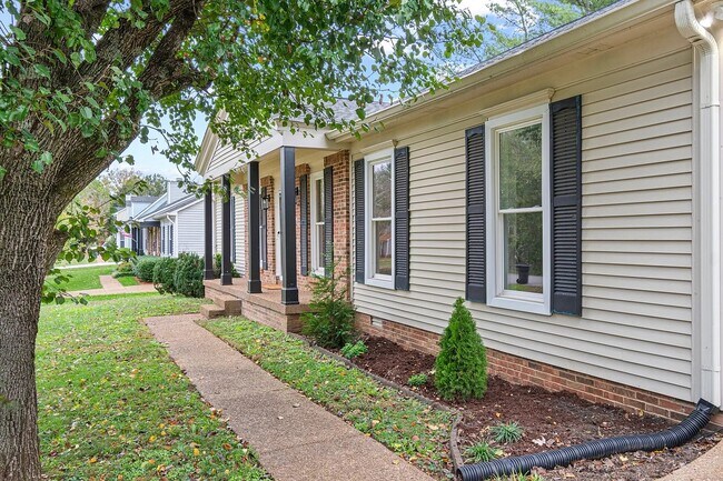 Foto del edificio - 723 Riverview Dr