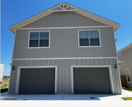 Building Photo - 10330 Lynwood Vlg