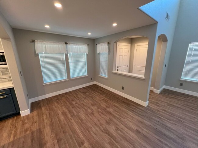Foto del edificio - 1654 Lone Oak Trail