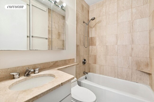 Foto del edificio - 393 W 49th St