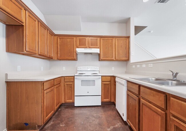 Foto del edificio - 3 Bedroom/2.5 Bath located in Woodlake Gol...