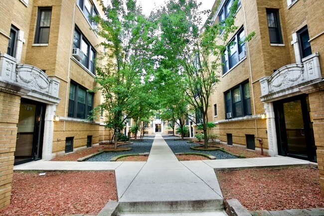 Building Photo - 735 W Barry Ave