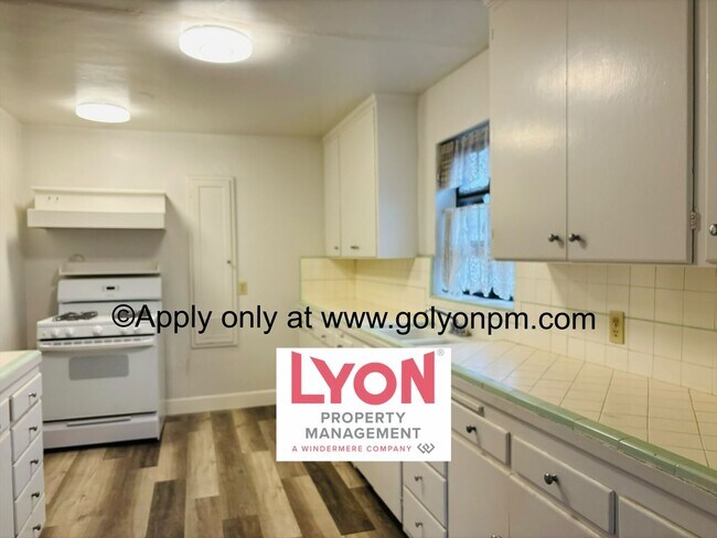 Foto del edificio - Spacious upstairs 2 bedroom apartment avai...