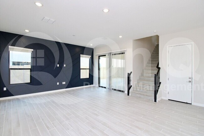 Building Photo - 4879 E Paddock Pl