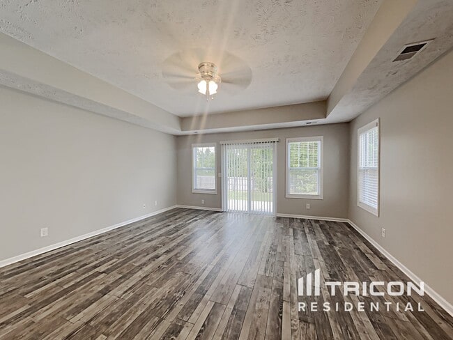 Building Photo - 552 Medallion Cir