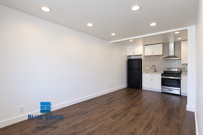 Building Photo - 14235 Vanowen St