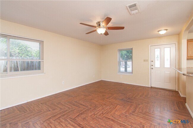 Foto del edificio - 5011 White Rock Dr