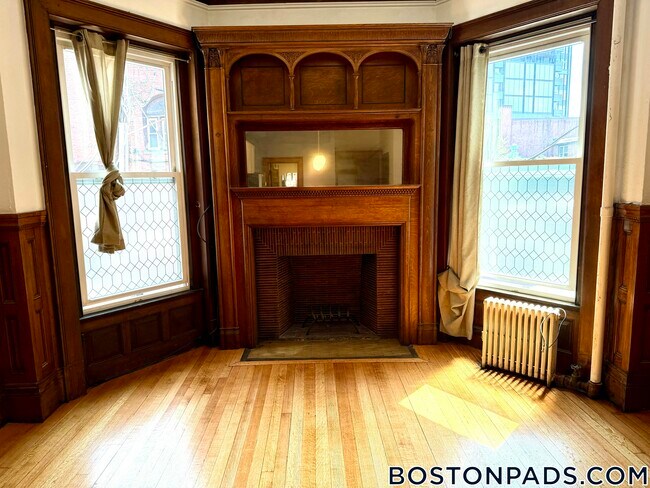 Building Photo - 849 Beacon St