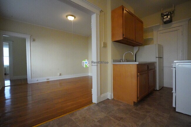 Building Photo - 228 Kelton St