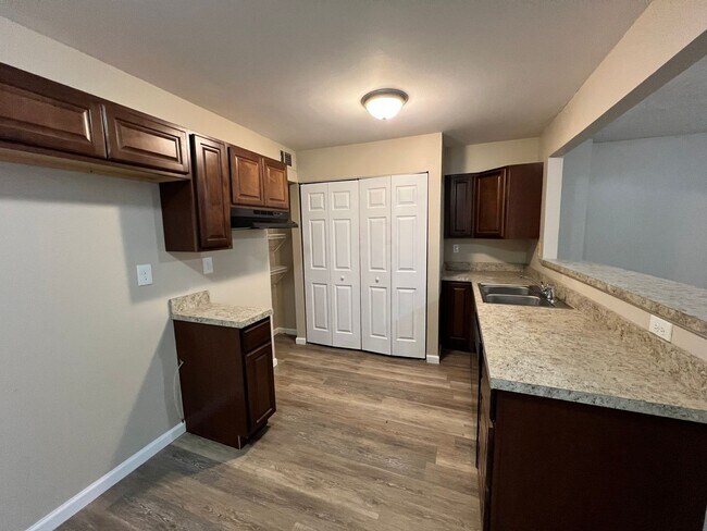 Foto del edificio - 349 Knollwood Cir