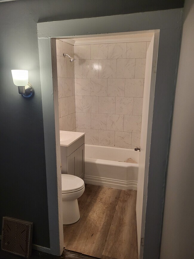 Building Photo - 107 Meadow St