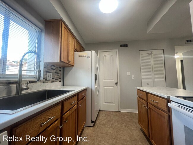 Building Photo - 2 br, 1 bath House - 2610 Pine Lake Terrac...