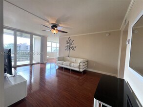 Building Photo - 9451 Evergreen Pl