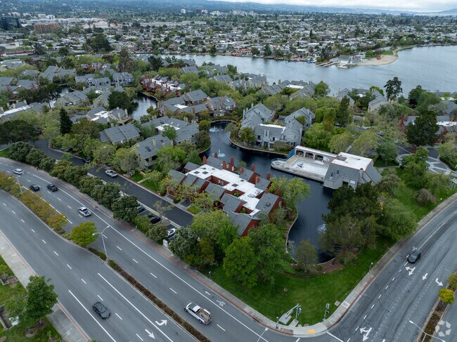Building Photo - Harbortown