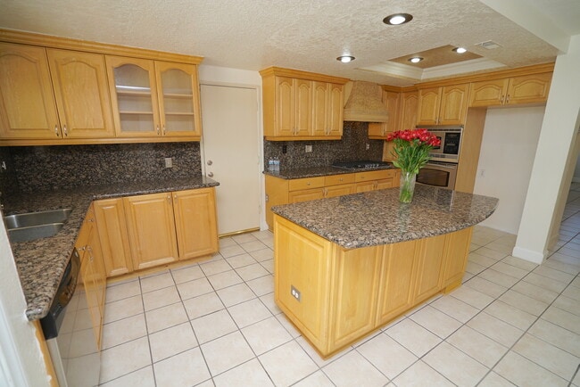 Building Photo - 4 Bedroom Rental Home in Santa Clarita.