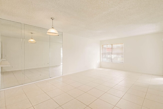 Building Photo - 12013 Greenway Cir S