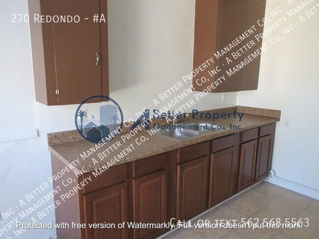 Building Photo - 1 bedroom in Triplex with Large Shared Yar...