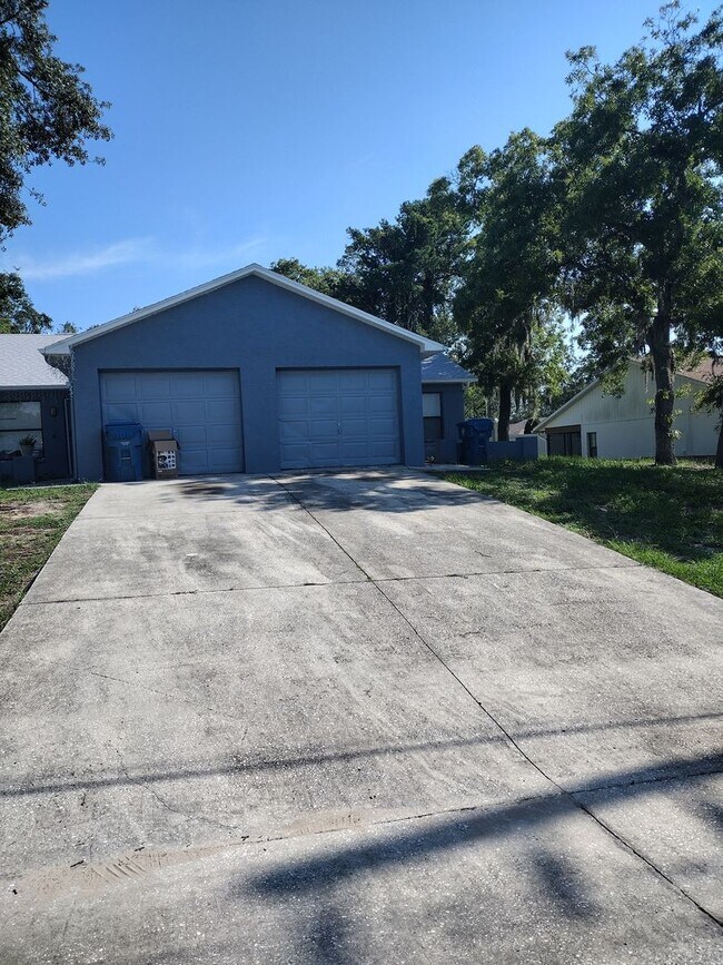 Building Photo - 2 bedroom 1 bathroom 1 car garage Duplex