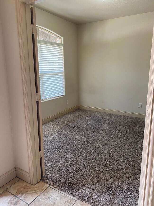 Foto del edificio - Beautiful Home with a Den