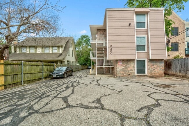 Building Photo - Furnished Studio in the Campus Area