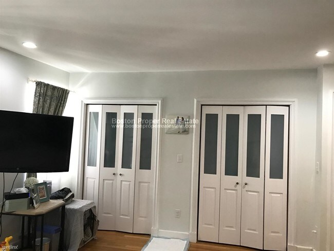 Building Photo - 2 br, 2.5 bath  - 17 Braddock Park Apt 1