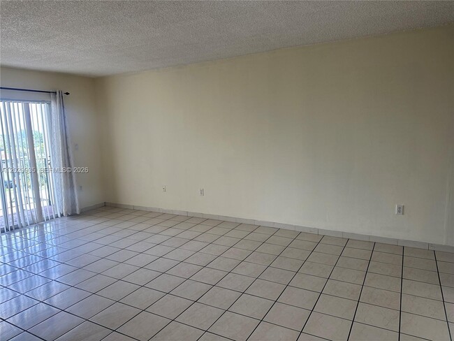 Foto del edificio - 1075 W 68th St
