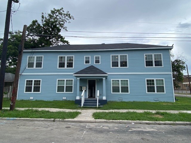 Front - 1223 Aganier Ave