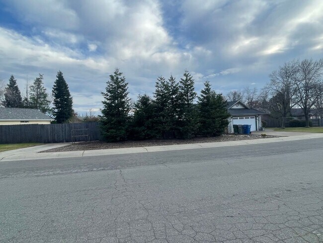 Building Photo - 3 BED 2 BATH HOUSE WITH FENCED BACKYARD IN THE COUNTRY HEIGHTS SUBDIVISION