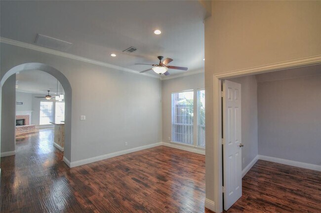 Building Photo - 6 Hideaway Ct