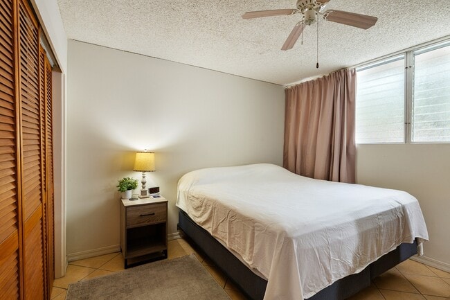 Foto del edificio - Furnished 1 Bed 1 Bath Condo. Includes Electric, Water, Sewer & Gas. Ample unassigned parking.
