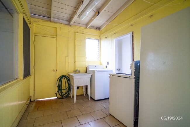 Building Photo - $3000.00 | 3bd/2.5ba UPGRADED Duplex In Wa...