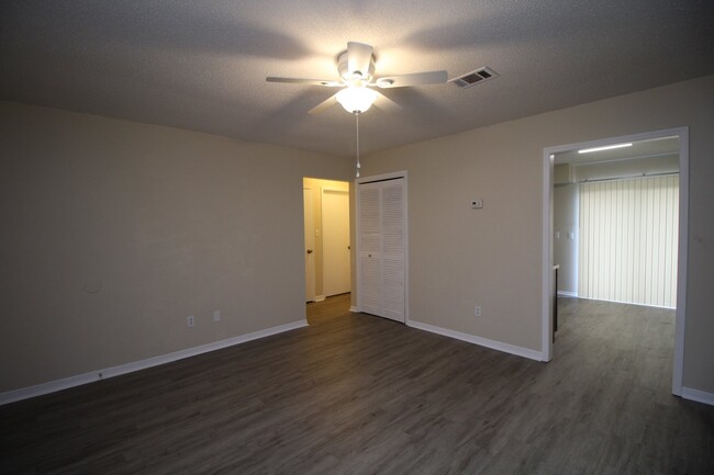 Foto del edificio - Upstairs 2BR/1BA Apartment Off 9 Mile Rd –...